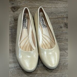 Comfort-well by Beacon Women's Shimmering Cream Loafers Size 8.5